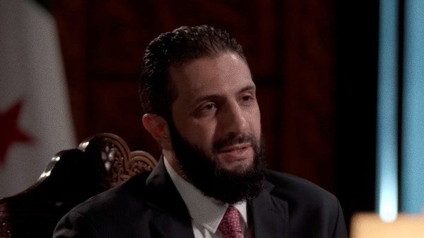 أكد الرئيس السوري أحمد الشرع، اليوم الجمعة أن أي سلطة لديها مهمتان أساسيتان، حماية الناس والسعي في أرزاقهم، وعليه سارت السياسة السورية منذ اللحظات الأولى.