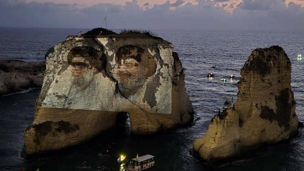 صخرة الروشة تضيء بوجه نصرالله وصفي الدين في ذكرى اغتيالهما| شاهد