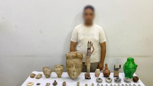 بيحفر فى الجبل .. العثور عبى 577 قطعة أثرية بحوزة عامل بالمنيا