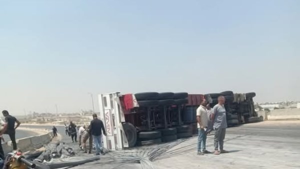 انقلاب تريلا على الطريق الدائري الاوسطي في القاهرة