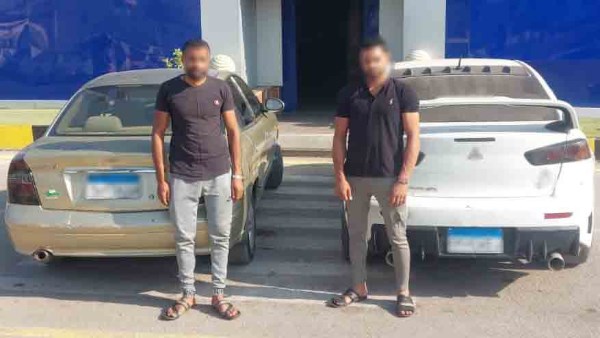 القبض على شخصين سمحا لأطفال بالجلوس على الأجزاء الخارجية من سيارتهم