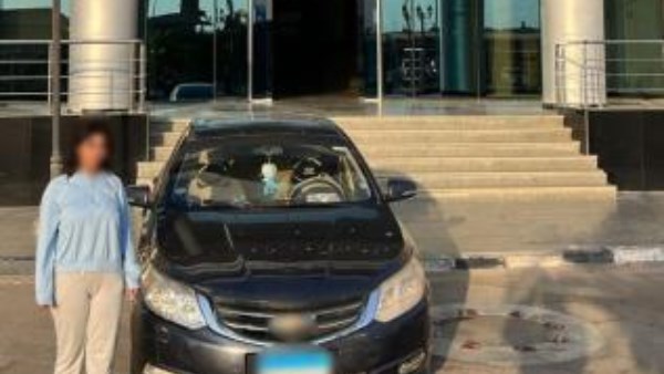 معهاش رخصة وماشية عكس.. القبض على فتاة تعدت على سائق بالجيزة