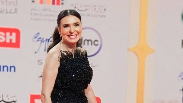 الفنانة دينا 