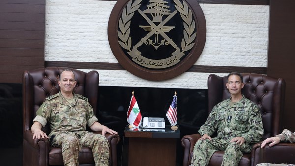 قائد الجيش اللبناني يبحث مع قائد القيادة المركزية في الجيش الأمريكي سبل دعم الجيش اللبناني قائد الجيش اللبناني يبحث مع قائد القيادة المركزية في الجيش الأمريكي سبل دعم الجيش اللبناني