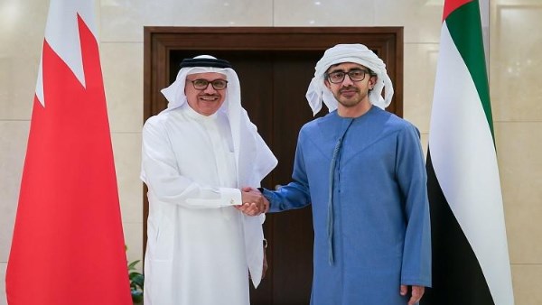 الإمارات والبحرين تبحثان التطورات الإقليمية الراهنة وتداعياتها على السلم والأمن الدوليين الإمارات والبحرين تبحثان التطورات الإقليمية الراهنة وتداعياتها على السلم والأمن الدوليين