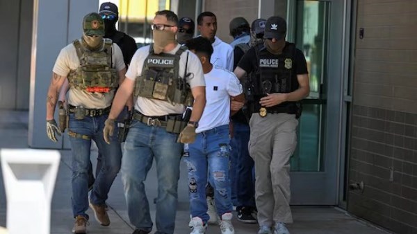 سول: تعثر مغادرة الطائرة المستأجرة لإعادة الكوريين المحتجزين في جورجيا بسبب "ظروف أمريكية" سول: تعثر مغادرة الطائرة المستأجرة لإعادة الكوريين المحتجزين في جورجيا بسبب "ظروف أمريكية"