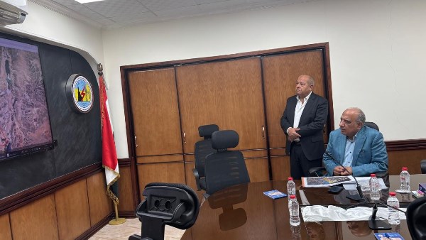 وزير الكهرباء يتفقد غرفة عمليات المراقبة ومتابعة العمل ومركز خدمات عملاء الشيخ زايد بشركة القناة لتوزيع الكهرباء وزير الكهرباء يتفقد غرفة عمليات المراقبة ومتابعة العمل ومركز خدمات عملاء الشيخ زايد بشركة القناة لتوزيع الكهرباء