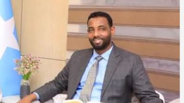 وزير النقل والطيران الصومالي يبحث مع ممثل برنامج الأمم المتحدة الإنمائي سبل تطوير البنية التحتية للمواصلات