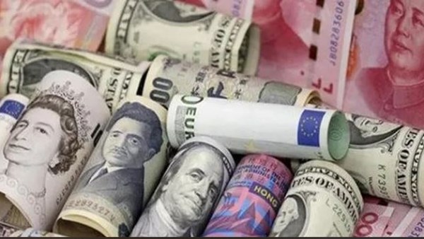 عملات الأسواق الناشئة تعاني أمام الدولار مع استمرار الفائدة عند مستويات مرتفعة
