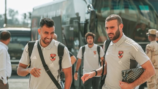 لقطات من وصول لاعبي الأهلي لملعب المباراة استعداداً لمواجهة حرس الحدود