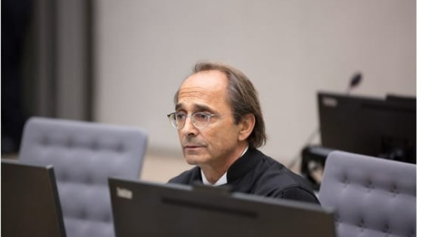 الخبير القانوني مايكل كارناڤاس