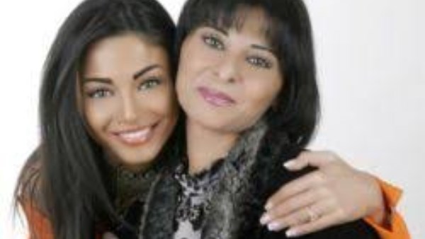 دوللي شاهين مع والدتها