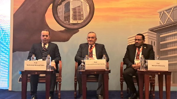 الدكتور محمد مصطفي رئيس هيئة المستشفيات والمعاهد التعليمية  