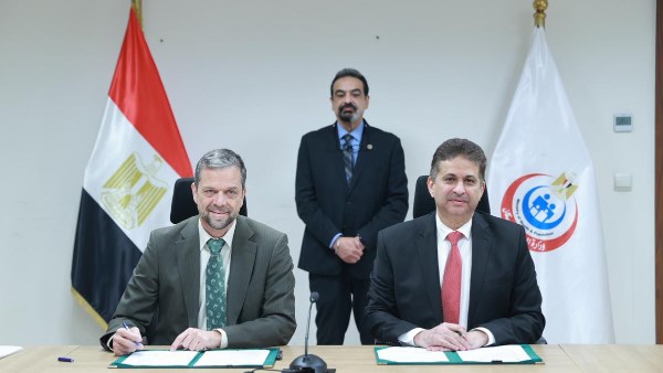 جانب من توقيع البروتوكول 