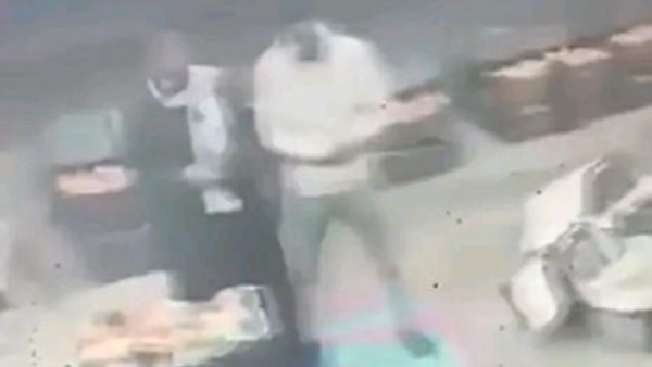 إبراهيم مع والده قبل وفاته بلحظات