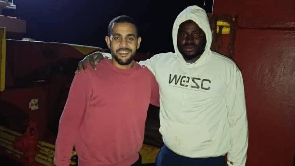 القبطان مع المهاجر الإفريقي