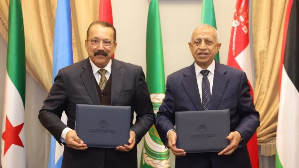 الدكتور إسماعيل عبد الغفار رئيس الأكاديمية العربية - حسن عبد القادر رئيس مجلس الإدارة والعضو المنتدب للشركة المصرية لناقلات البترول