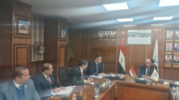 الدكتور محمود عصمت وزير الكهرباء خلال الاجتماع