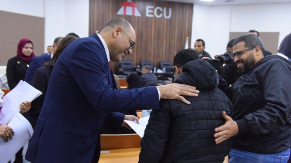 وزير العمل خلال تسليم عقود التشغيل