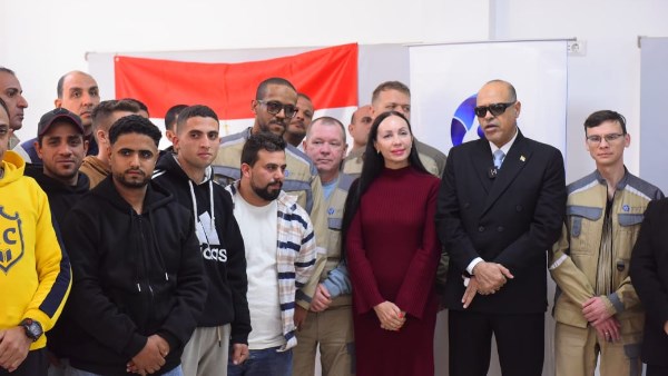 وزير العمل مع المتقدمين على شغل فرص العمل 