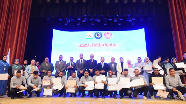 وزير العمل ومحافظ السويس خلال تسليم شهادات التدريب