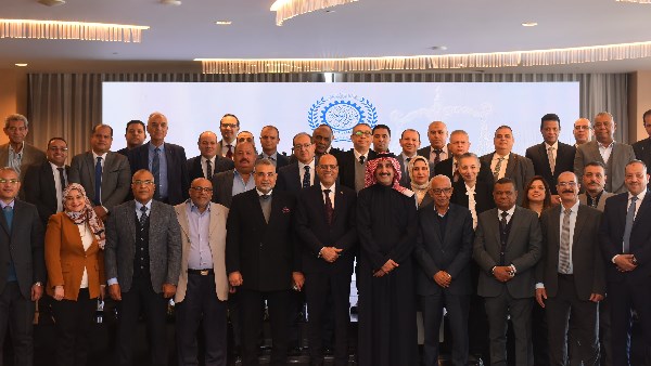 صورة تذكارية للوزير مع قيادات منظمة العمل العربية وقيادات اتحاد عمال مصر