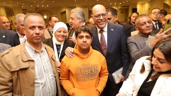 وزير العمل خلال تسليم العقود