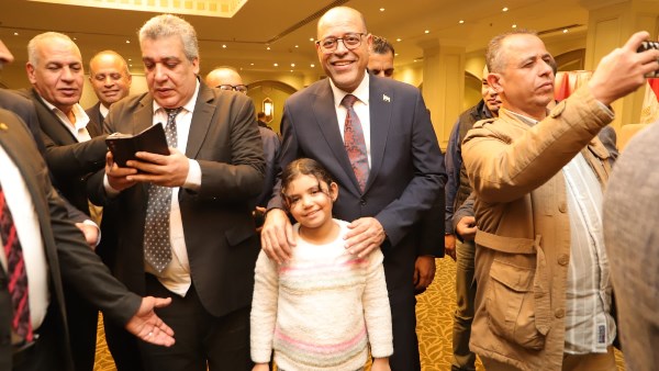 وزير العمل خلال تسليم عقود التشغيل 