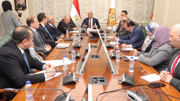 وزير العمل خلال لقائه رجال الاعمال 