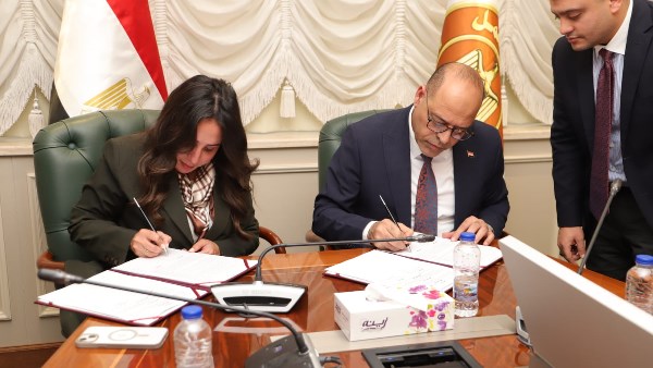 وزير العمل خلال توقيع الاتفاقية 