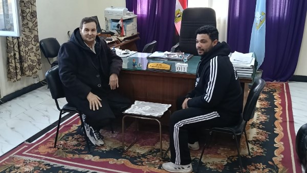 مدير مديرية كفر الشيخ خلال استقباله صاحب الفيديو المتداول