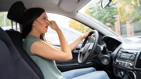 رائحة الوقود في السيارة