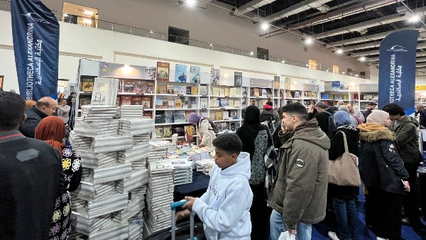 إصدارات مكتبة الإسكندرية تشهد إقبالا كثيفا من جمهور معرض القاهرة للكتاب