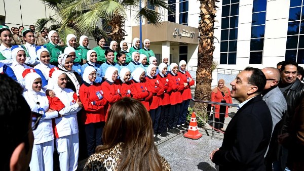 رئيس مجلس الوزراء وطلاب مدرسة التمريض بالأقصر 