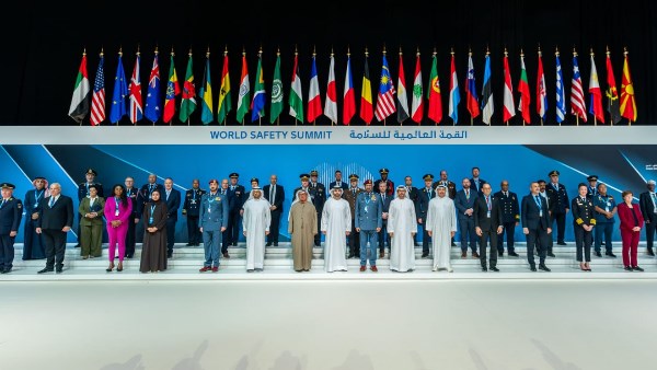 اجتماع القيادة العامة للدفاع المدني في دبي