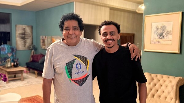 كزبرة يوجه الشكر لـ محمد منير بعد استضافته في منزله