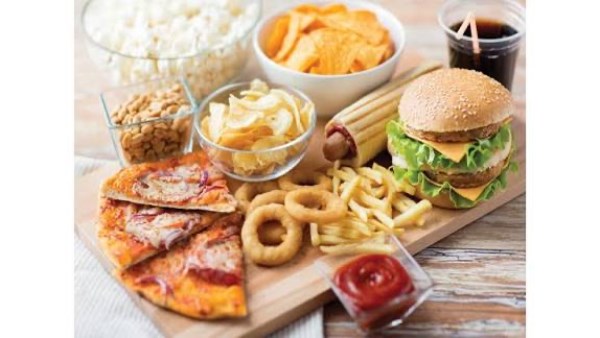 دراسة جديدة تكشف مفاجأة عن تناول الأطعمة الجاهزة.. تفاصيل صادمة