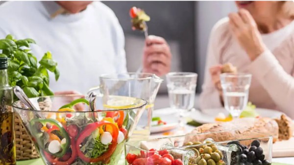 لكبار السن....... أفضل الأطعمة لتعزيز المناعة والطاقة