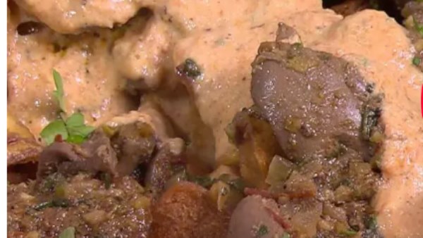 قدم الشيف شربيني مقدم برنامج الشيف على قناة سي بي سي سفرة، طريقة عمل فتة كبد الدجاج، فهي من الأكلات الغير شائعة لكن يمكنك تجربتها و تطبيقها وتجديد سفرتك 