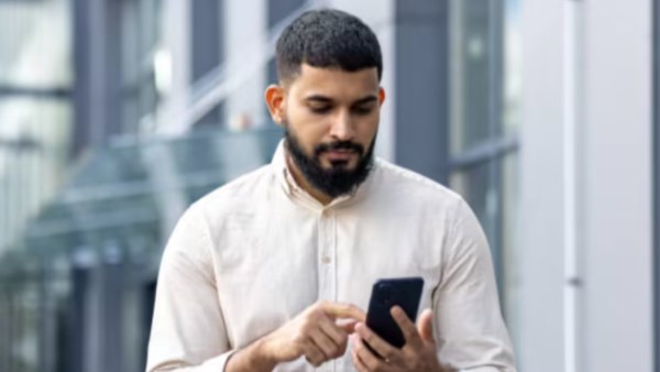 طبيبة تحذر من وباء جديد ينتشر بسبب الموبايل