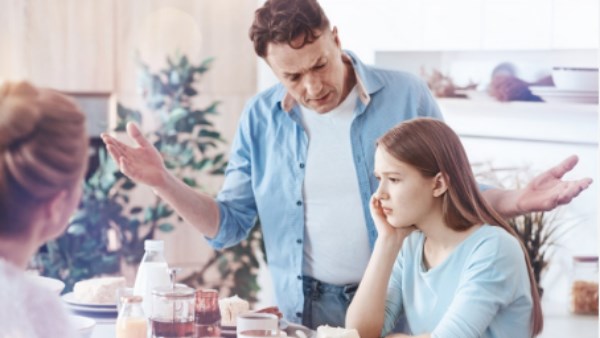  تصرفات يجب الا يقوم بها الأب مع ابنته المراهقة 