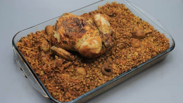 الفراخ بالشعرية والعدس 