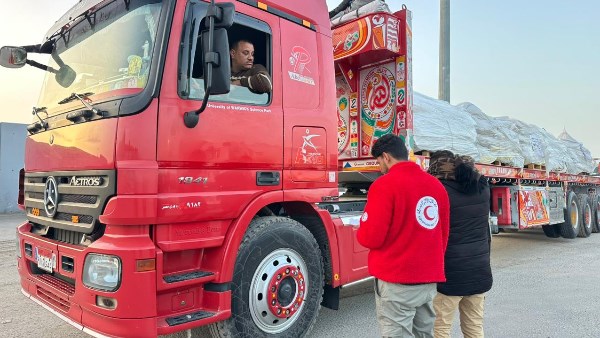 الهلال الأحمر المصري يُطلق قافلة «زاد العزة»