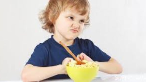 قبل الامتحانات.. احذر تناول طفلك لهذه الأطعمة 