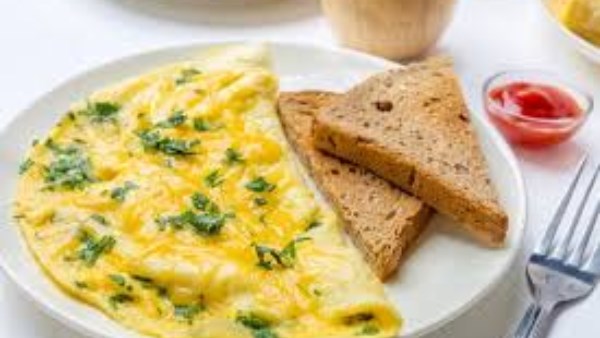 طريقة عمل أومليت خضار بالجبنة.. وجبة صحية سريعة تناسب الفطار والعشاء 