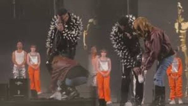 قبلة على المسرح تغيّر مسار الحفل وتفجر موجة جدل واسعة بحفل محمد رمضان 