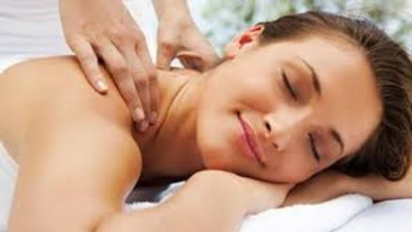 تدليك ظهر الزوجة يزيد الحب بين الزوجين بنسبة 15% دراسة حديثة تكشف السر  