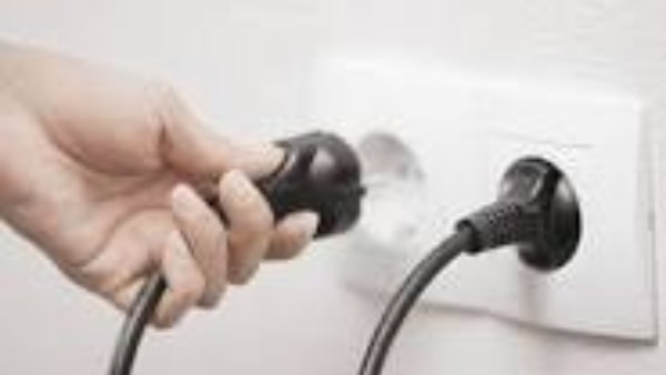 اسحب الفيشة فورًا.. أجهزة تسحب كهرباء حتى وهي مغلقة  