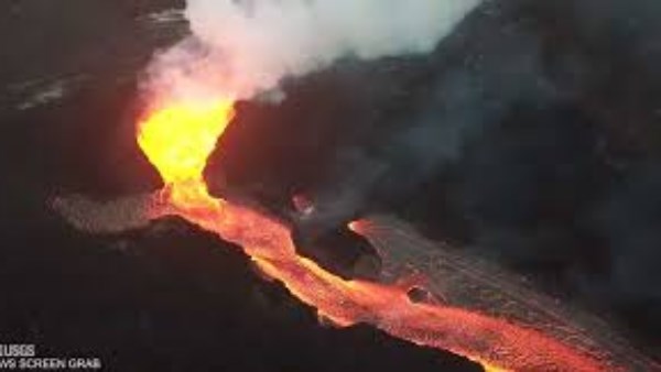 بركان كيلويا هاواي يقذف حمم بركانية 460 مترًا ويثير دهشة العلماء 