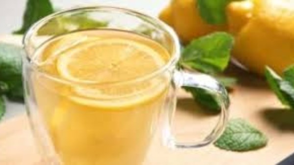 ماذا يحدث لجسمك عند تناول ماء الليمون المغلي قبل النوم؟ 